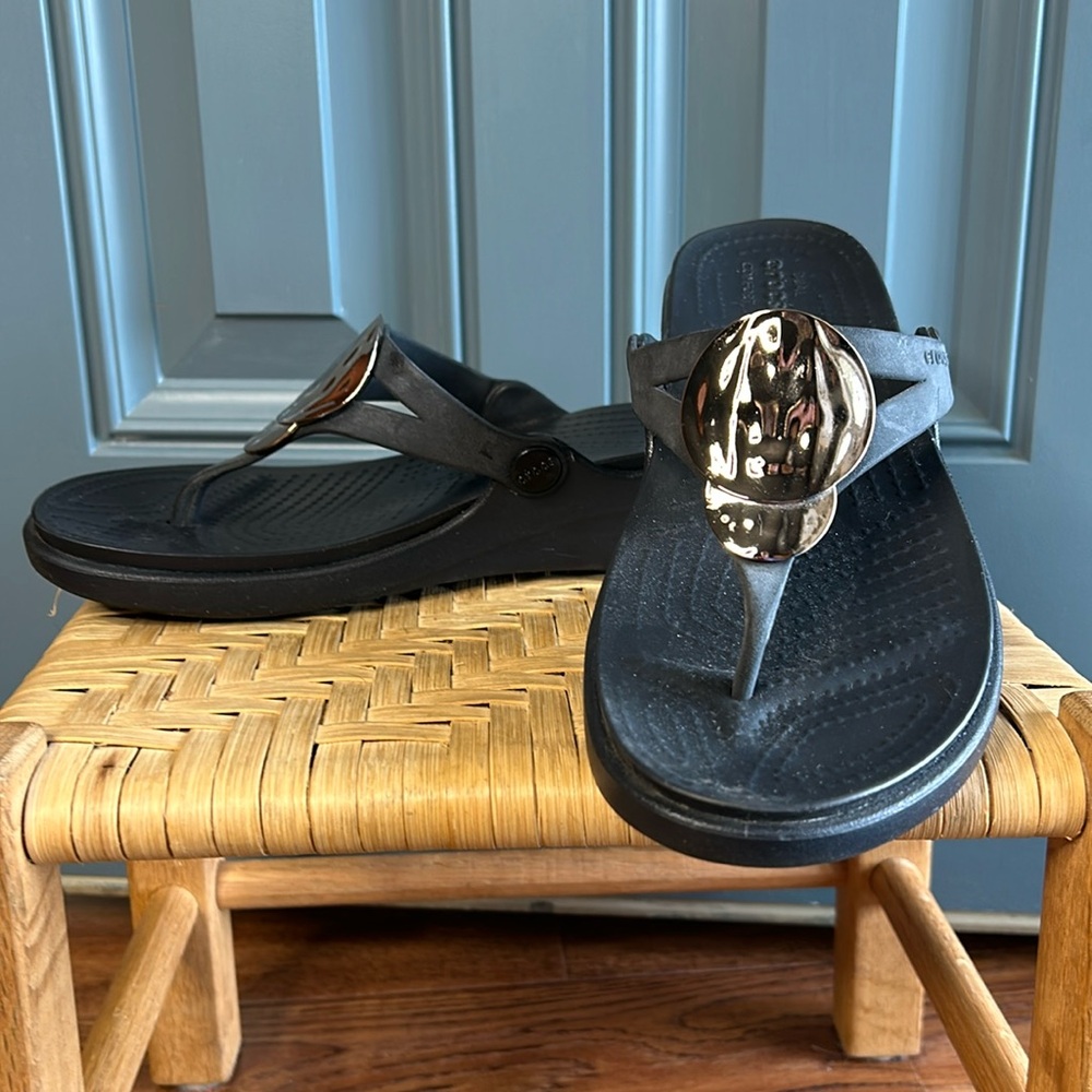 Black Crocs  Sanrah sandals w/gold trim size 7 EUC